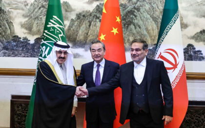 I ministri degli esteri di Arabia Saudita, Cina e Iran dopo la firma degli accordi. L'accordo Iran-Arabia Saudita a Pechino e la distensione mediorientale