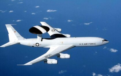 Aereo Awacs dell'USAF. I misteri del missile caduto in Polonia e la sfiducia verso Zelensky