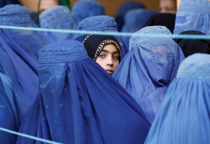 Un gruppo di donne afgane. I talebani annunciano di aver eradicato il papavero d'oppio