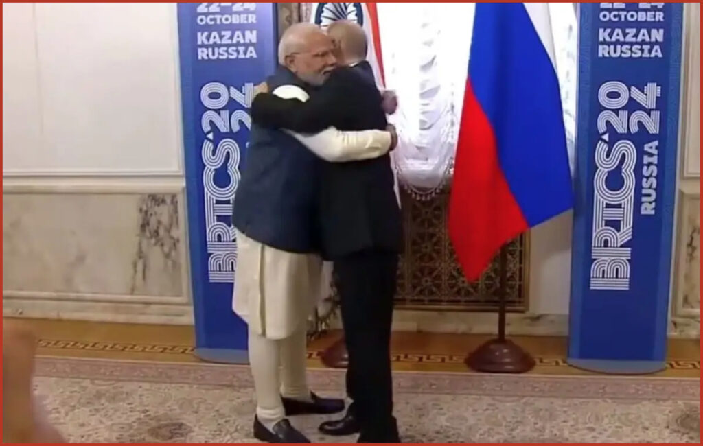 L'abbraccio tra Modi e Putin