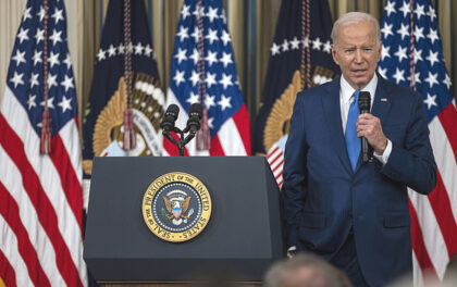 Il presidente Biden durante una conferenza stampa. Ucraina: scontro nell'amministrazione Usa tra falchi e Pentagono