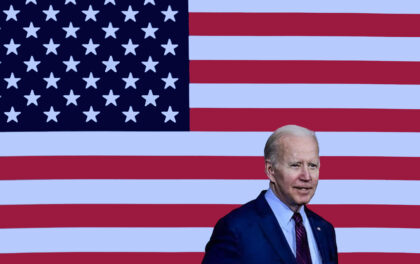 Biden e bandiera USA. The Scotsman: Zelensky ha solo sei mesi per vincere