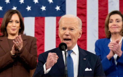 Foto d'archivio. Il presidente Biden durante un discorso. Alle sue spalle Kamala Harris e Nancy Pelosi applaudono. Washington sta facendo di tutto per convincere la Cina a invadere Taiwan