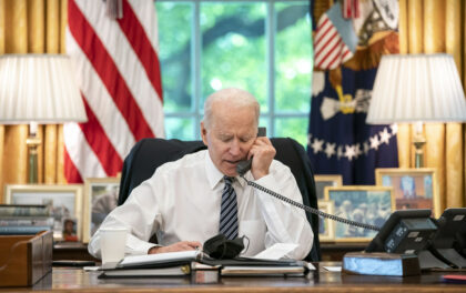 Biden al telefono nello studio ovale. NYT: aiutare l'Ucraina non vale il rischio di una guerra mondiale