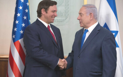 Benjamin Netanyahu and Ron DeSantis. DeSantis si rilancia, mentre Trump affronta altri guai