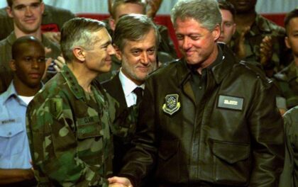 Bill Clinton ad Aviano con il generale Clark ed il presidente del senato Scognamiglio. Kaplan e l'elogio del realismo politico