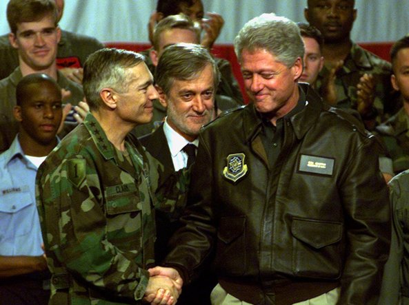 Bill Clinton ad Aviano con il generale Clark ed il presidente del senato Scognamiglio. Kaplan e l'elogio del realismo politico