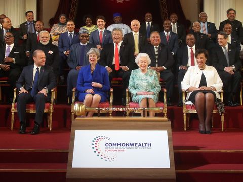 La Regina Elisabetta II al centro con i capi di stato di molti membri del Commonwealth. L'India e la morte della regina Elisabetta