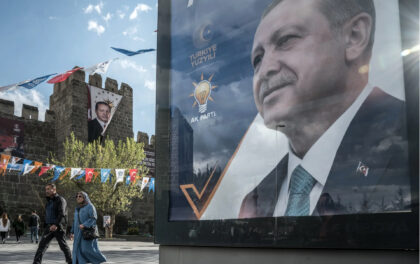 Manifesti elettorali in Turchia. Elezioni. La Turchia al bivio... anche no