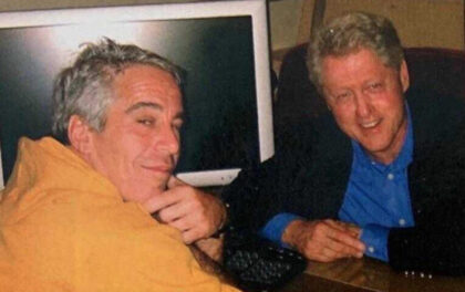 Epstein con Bill Clinton. Il raid dell'Fbi contro Trump incendia l'America