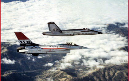 I due prototipi YF-16 ( F-16) e YF-17 in un volo di test, armati con missili aria-aria AIM-9 Sidewinder, il 1º dicembre 1972