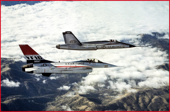 I due prototipi YF-16 ( F-16) e YF-17 in un volo di test, armati con missili aria-aria AIM-9 Sidewinder, il 1º dicembre 1972