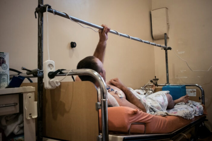 Ferito ucraino nel letto diell'ospedale. Ucraina: la controffensiva di Pinochet