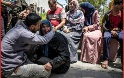 palestinesi piangono per Mohammed Abu Taima, ucciso mercoledì in un attacco aereo israeliano a Khan Younis, nella Striscia di Gaza. [Haaretz]. Le bombe su Gaza: il durissimo editoriale di Haaretz