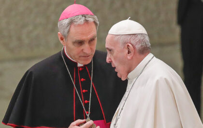 Papa Francesco con Georg Gänswein. La malattia del Papa e l'intervista di monsignor Gänswein