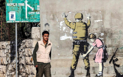 Un murale di Banski in palestina. Israele: le trattative di governo e le bombe a Gerusalemme