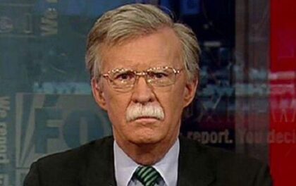 Usa: Bolton "è tornato". Vince la Guerra.