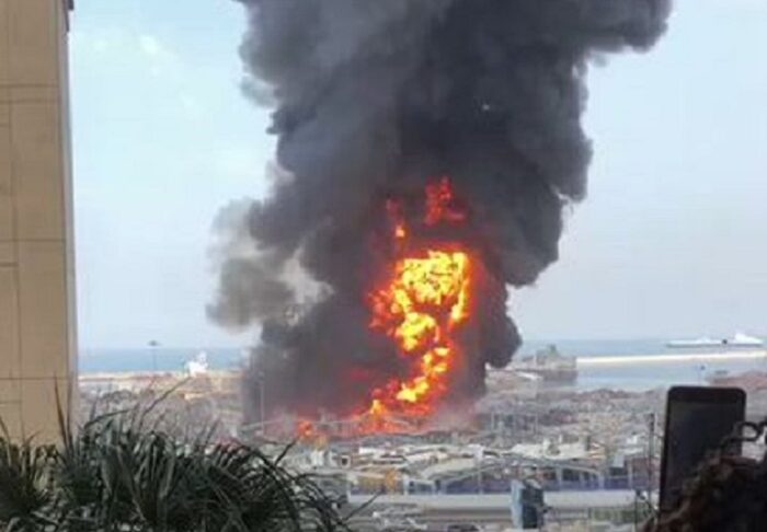 Beirut: dopo l'esplosione, un grande incendio al porto