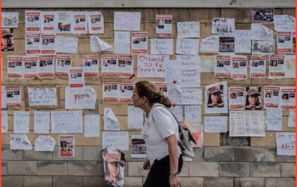 Manifesti a Tel Aviv di israeliani ritenuti ostaggi