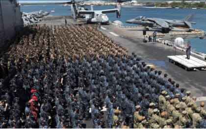 PEARL HARBOR (May 1, 2017) Commander, U.S. Pacific Command Adm. Harry B. Harris Jr. speaks to Sailors and Marines during an all hands call aboard the amphibious assault ship USS Makin Island (LHD 8). (U.S. Navy photo by Mass Communication Specialist 1st Class Larry S. Carlson). Le regole US-Nato e quelle dei cosiddetti regimi dittatoriali