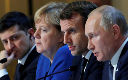 Vladimir Putin; Emmanuel Macron, Angela Merkel e Volodymyr Zelensky. Ucraina: dal sabotaggio degli accordi di Minsk alla guerra