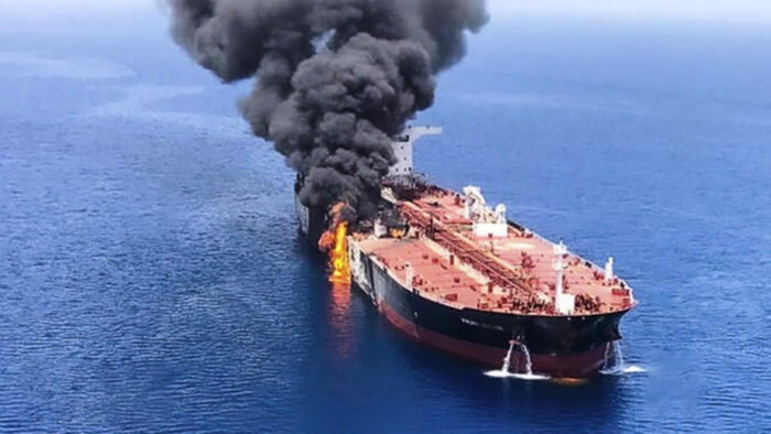 Petroliera in fiamme. Iran: prove di regime-change in stile Siria