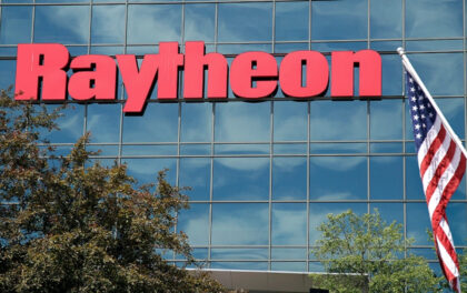 il logo Raytheon su un edificio. Ucraina: il momento cruciale e i soldi alla Raytheon