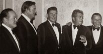 Ronald Reagan in mezzo a suoi colleghi: Bob Hope, Jonh Wayne, Dean Martin e Frank Sinatra. 1982: quando la Cia fece esplodere il gasdotto russo