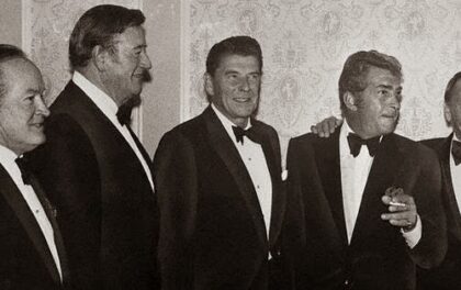 Ronald Reagan in mezzo a suoi colleghi: Bob Hope, Jonh Wayne, Dean Martin e Frank Sinatra. 1982: quando la Cia fece esplodere il gasdotto russo