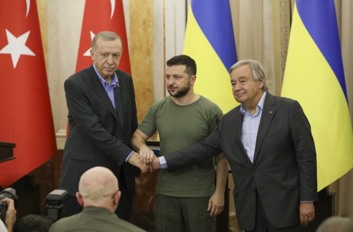 Recep Erdogan con Volodymyr Zelensky Antonio Guterres. La guerra ucraina e il Credo del Sacrificio