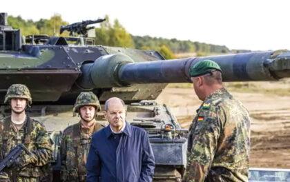 Il cancelliere tedesco Olaf Scholz davanti ad un Leopard 2. I panzer tedeschi affronteranno ancora una volta quelli russi