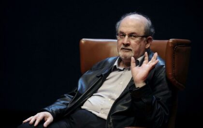 Il simil-attentato a Bolton e l'aggressione a Salman Rushdie