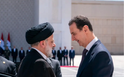 Il presidente siriano Bashar al-Assad accoglie il presidente iraniano Ebrahim Raisi a Damasco, in Siria, il 3 maggio 2023. La storica visita di Raisi in Siria