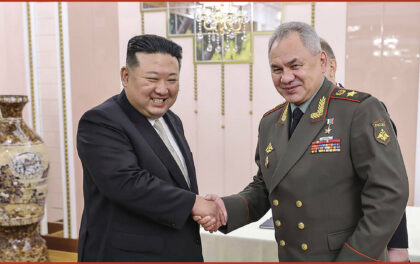 Stretta di mano tra Kim e Shoigu