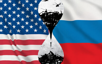 Bandiere Usa e Russia con clessidra. Foreign Affairs: Washington necessita di un endgame in Ucraina