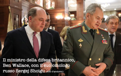 Il ministro della difesa britannico, Ben Wallace, con il suo omologo russo Sergej Shoigu (foto d’archivio). Ucraina: lo scontro tra escalation e distensione (2)