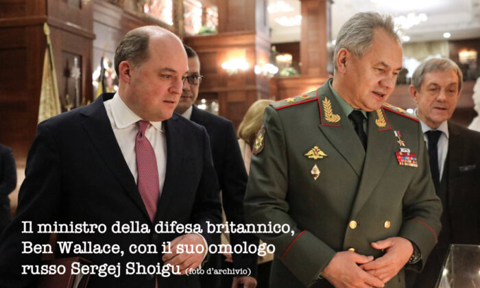 Il ministro della difesa britannico, Ben Wallace, con il suo omologo russo Sergej Shoigu (foto d’archivio). Ucraina: lo scontro tra escalation e distensione (2)