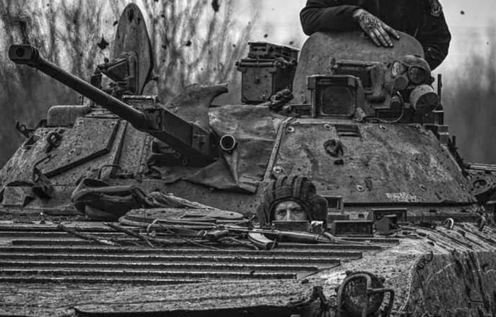 un mezzo corazzato sul fronte di Bakhmut. Washington Post: la controffensiva di Kiev è in dubbio