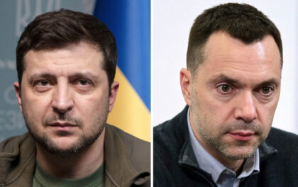 ZELENSKY E, A DESTRA, ARESTOVICH. Falchi anti-Cina vs falchi anti-Russia. E la sconfitta di Kiev