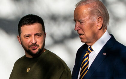 Zelensky con biden. L'amministrazione Usa sta cercando di convincere Kiev a mollare