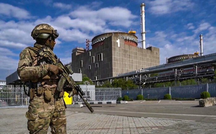Un militare russo di guardia alla centrale di Zaporizhzhia. Ucraina: le bombe sulla centrale nucleare