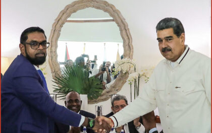 Essequibo: accordo Guyana-Venezuela. Nella foto la stretta di mano fra il presidente della Guyana, Ali, e quello del Venezuela, Maduro.