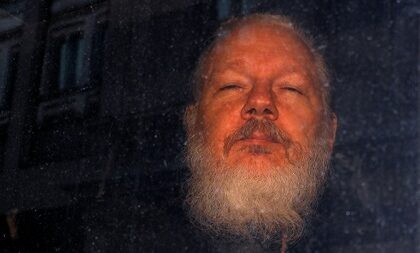 Assange scagionato dalla violenza sessuale, ma rischia di morire