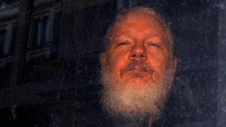 Assange scagionato dalla violenza sessuale, ma rischia di morire