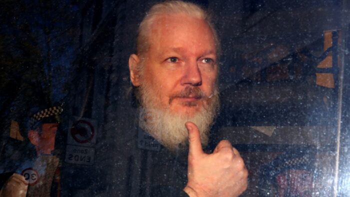 Ron Paul: Usa e Gb vogliono uccidere Assange?