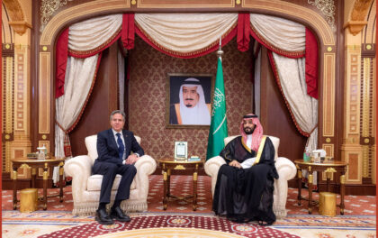 Mohammed bin Salman con Antony Blinken. Nessuna bandiera USA dietro Blinken nell'udienza con Bin Salman