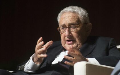 Kissinger: è necessario parlare con Assad