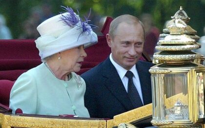 La Regina Elisabetta con Vladimir Putin. Mieli e il telegramma di Putin per la morte della Regina