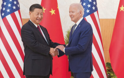 La stretta di mano sorridete tra Xi Jinping e Biden al G20 in Indonesia. I missili caduti in Polonia e i negoziati segreti