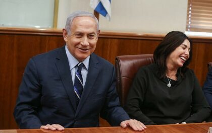 Netanyahu non lascia. Raddoppia